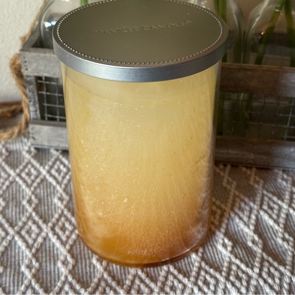 Yankee Signature Large Candle SPARKLING SNOW Scented 2 WICK 20 oz Jar. - Picture 3 of 4